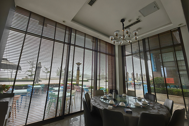 Louge Blinds in Action: Customer Installation Case from a Coastal Restaurant